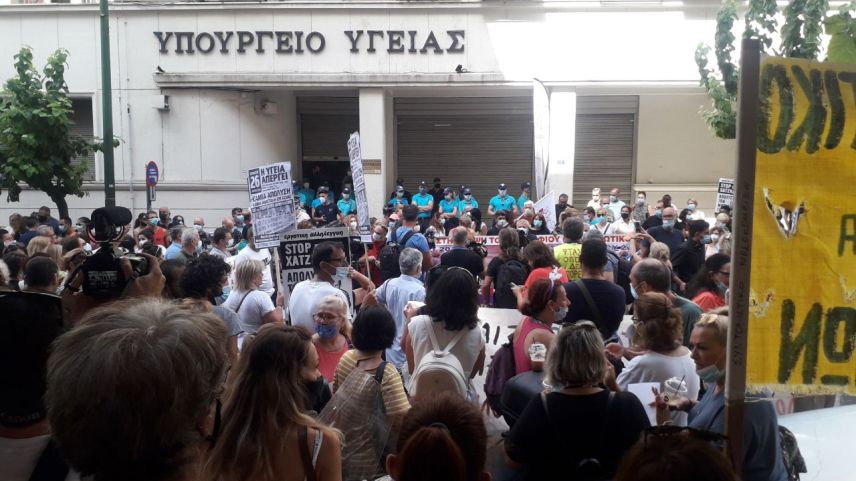Atina'da "Savaş uçaklarına ve polise değil, sağlığa para ayırın" sloganları