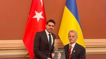  Abdullah Eren, Kırımoğlu'na Dr. Sadık Ahmet kitabı hediye etti