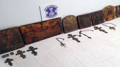 Atina'da yaşlı çiftin evinde 587 parça tarihi eser bulundu