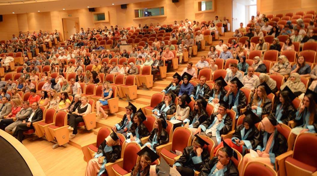 CELÂL BAYAR AZINLIK LİSESİ’NDEN MUHTEŞEM MEZUNİYET