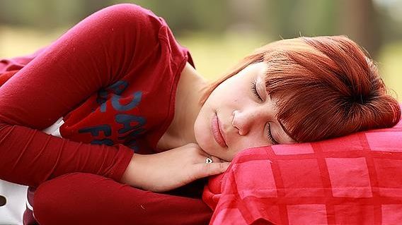 Daha fazla uyumak, günlük kalori alımını azaltabilir