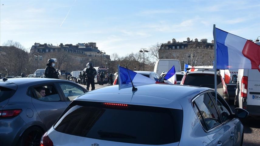 Fransa'da yasağa rağmen 'Özgürlük Konvoyu' Paris'in merkezine girdi