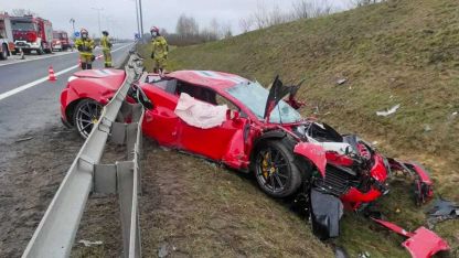 Hurdaya dönen Ferrari’den sürücü sağ kurtuldu
