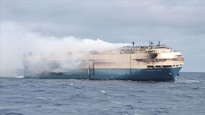 Yangın çıkan lüks araç yüklü gemi okyanusta sürükleniyor