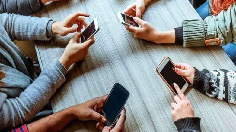 Ξεπέρασαν τις 500.000 τα αιτήματα νέων 15-29 ετών για απαλλαγή από τέλη κινητής