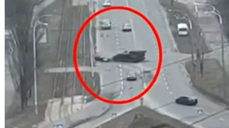 Kiev'e giren Rus tankları, sivilleri eziyor
