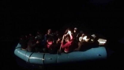 Yunanistan'dan geri itilen lastik bottaki 35 göçmen kurtarıldı
