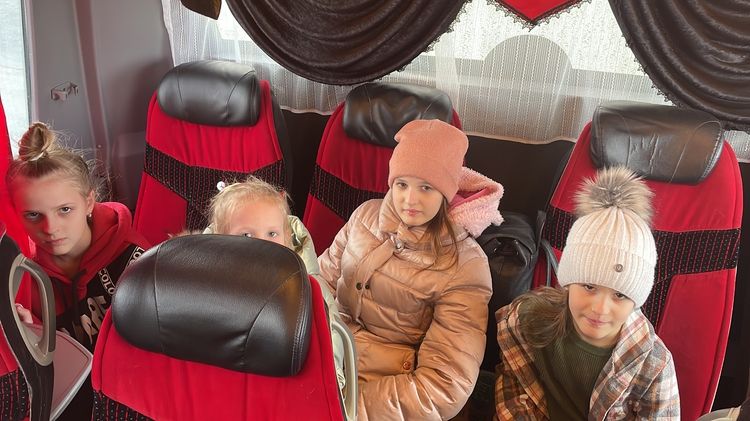 Savaşın ortasında kalan 4 kardeş, Türk otobüs şoförü sahip çıktı