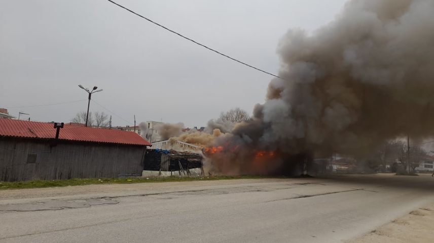 Dimetoka'da yangın: Soydaşın kaldığı ev kül oldu