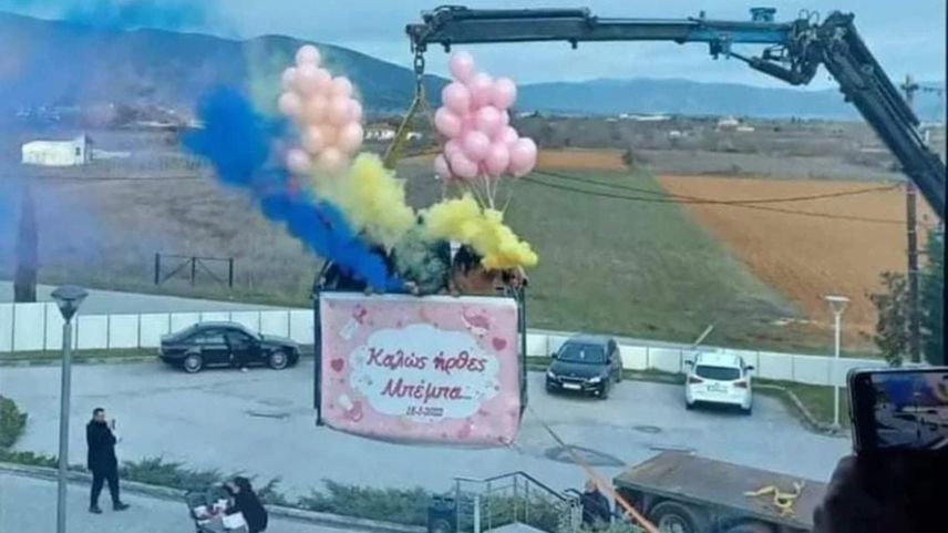 Yeni doğan bebeği vinç yardımıyla görebildiler