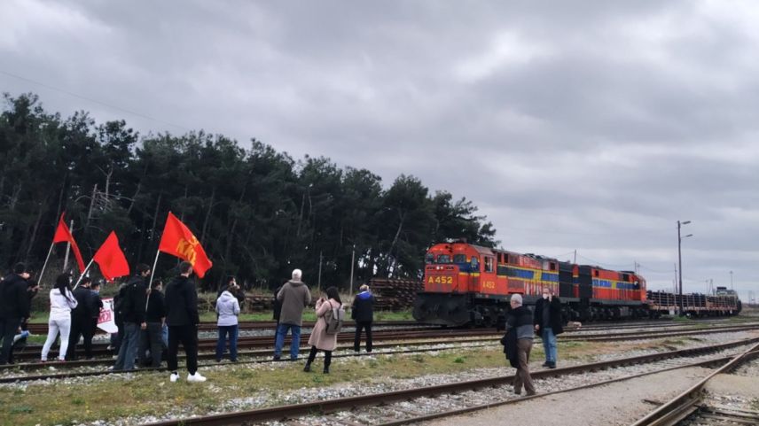 Komünistler tank yüklü treni durdurmak istedi