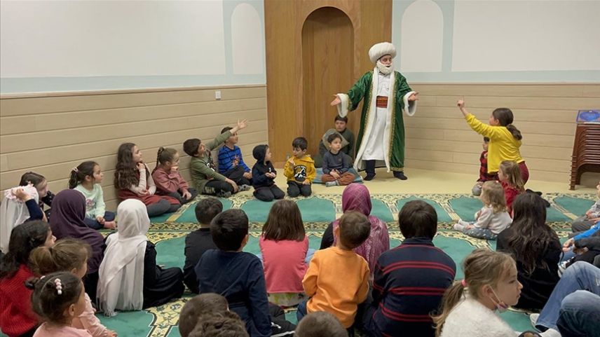Çocuklar iftarda Nasreddin Hoca ve geleneksel gölge oyunlarıyla eğleniyor