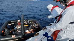 Düzensiz göçmenleri denizin ortasına bıraktılar