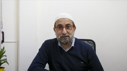 Sultanahmet Camisinde yaşadığı atmosferden etkilenerek Müslüman oldu