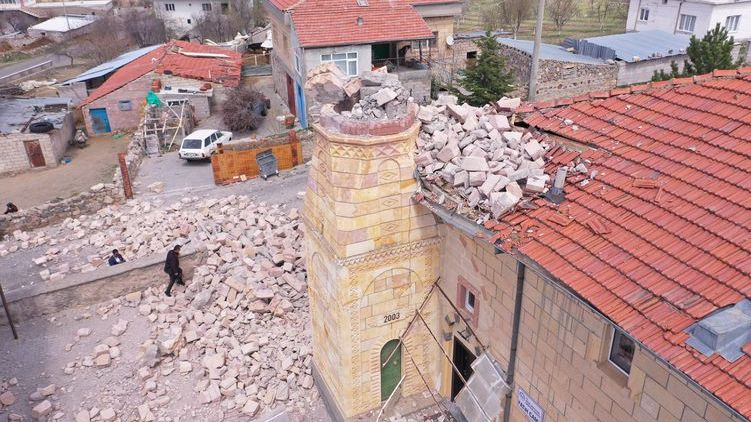 Fırtına minareyi yıktı