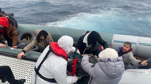 Yunanistan tarafından geri itilen düzensiz göçmenler kurtarıldı