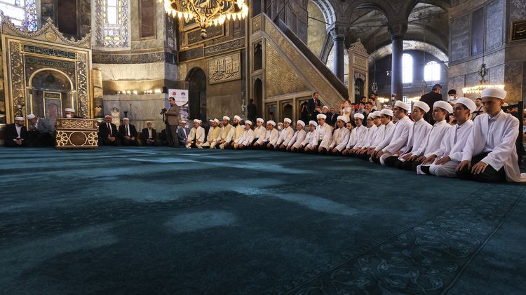Hafızlıklarını tamamlayan 35 öğrenci Ayasofya-i Kebir Camii'nde icazet aldı