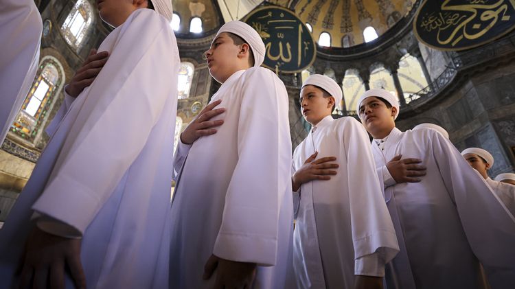 Hafızlıklarını tamamlayan 35 öğrenci Ayasofya-i Kebir Camii'nde icazet aldı