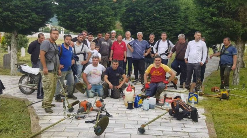 Şahin Vakıf Heyeti gençlerle birlikte köy mezarlığını temizledi