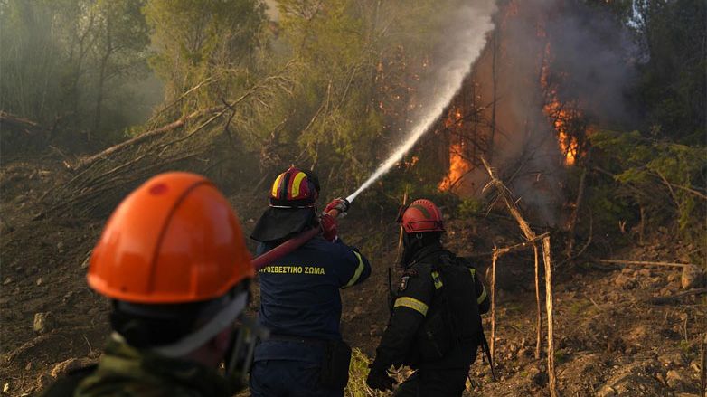 AB, Yunanistan'da orman yangınlarına karşı itfaiyeciler görevlendirdi
