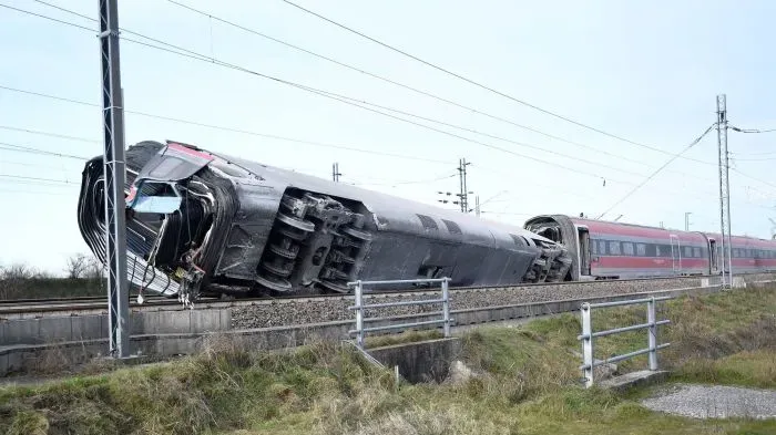 İki katlı tren raydan çıktı: 4 ölü