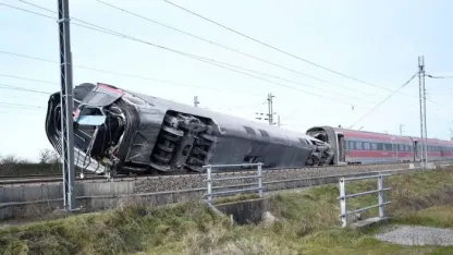 İki katlı tren raydan çıktı: 4 ölü