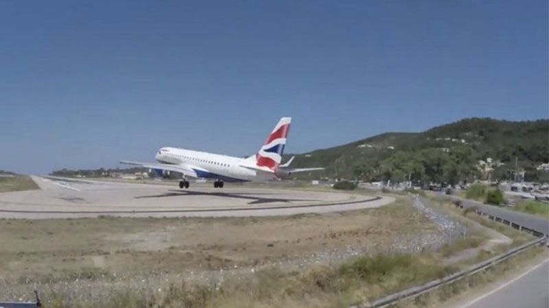 Uçak türbini yaşlı adamı savurdu