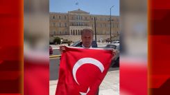 Yunan Parlamentosu önünde Türk bayrağı açtı