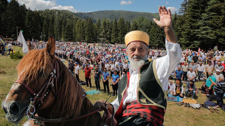 Bosna Hersek'teki 512. Ayvaz Dede Şenlikleri binlerce kişinin kıldığı öğle namazıyla sona erdi