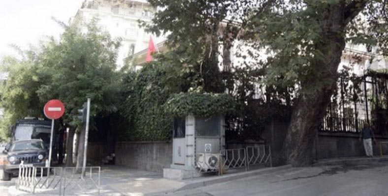 BAŞKONSOLOSLUK MOLOTOFLU SALDIRIYA UĞRADI