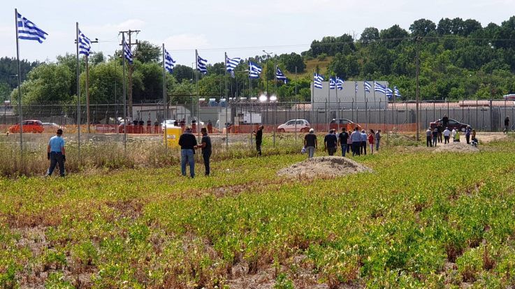 Göçmen karşıtları Seymen köyünde 30 Yunan bayrağı diktiler