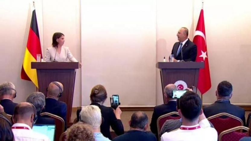 Çavuşoğlu: "Yunanistan, bu anlaşmaları ihlal ediyor ve (adaları) silahlandırıyor"