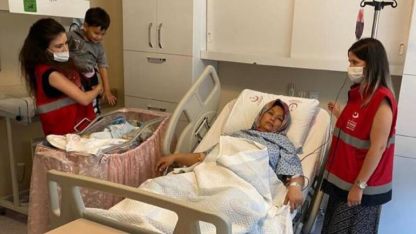 Geri itilen bottaki Afgan kadın, nehir kıyısında doğum yaptı