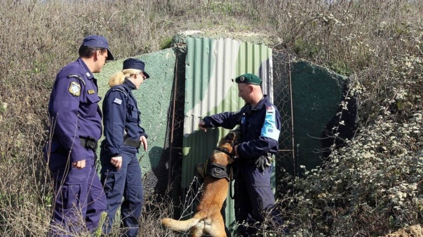 Kavala’da mültecilere ateş eden polis tutuklandı