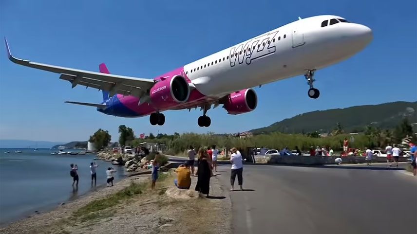 Skiathos Adası sahilinde yolcu uçağı paniği