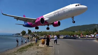 Skiathos Adası sahilinde yolcu uçağı paniği