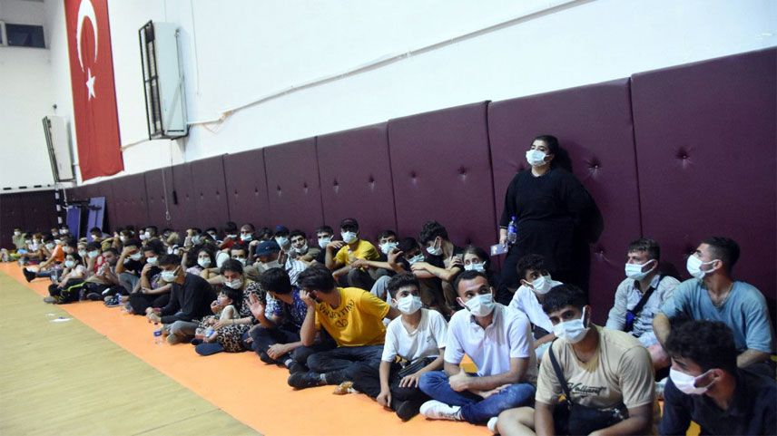 160 kaçak göçmen, yerleşim yeri olmayan adaya bırakıldı