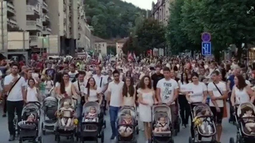 Sırbistan LGBT'ye karşı ayaklandı: Çocuklarımızdan ellerinizi çekin