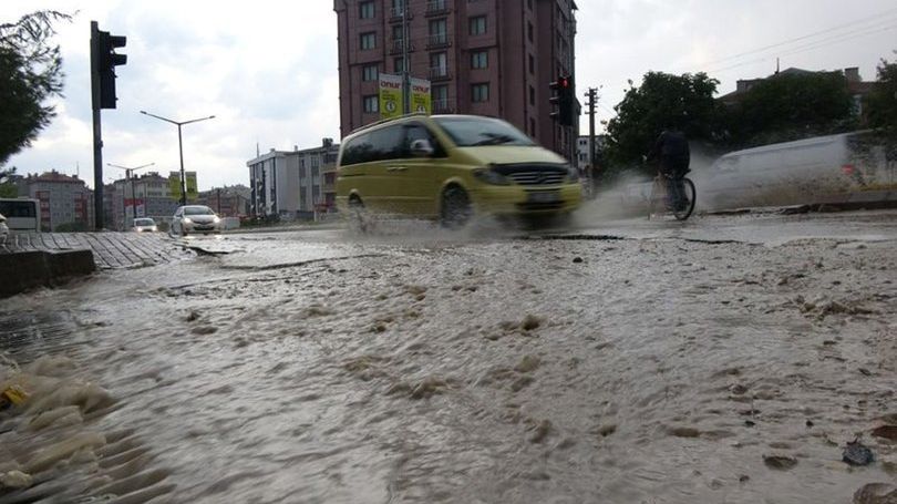 Şiddetli yağışlar sebebiyle ölenlerin sayısı 1000'e yaklaştı