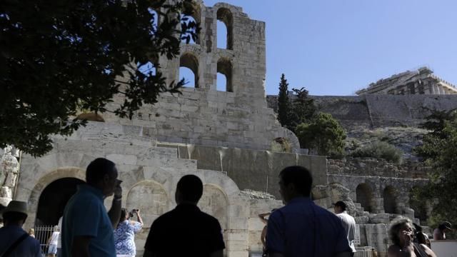 Atina'da Akropolis'teki kayalıklardan düşen turist öldü