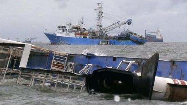 Yolcu ve yük taşıyan gemi battı: 40 ölü