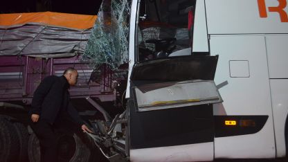 Yolcu otobüsü tır ile çarpıştı: 2 ölü, 20 yaralı