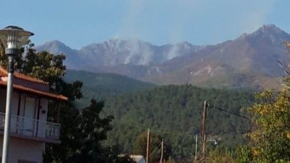 Rodop dağlarında dün çıkan yangın devam ediyor