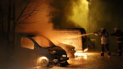 Park halindeki 5 otomobili yaktılar