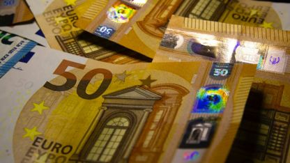 Έκτακτο βοήθημα 250 ευρώ και συντάξεις: Πότε πληρώνονται
