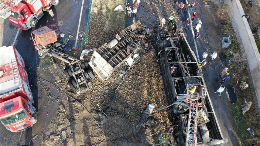 Yolcu otobüsü ile iki kamyonun karıştığı kazada 7 kişi hayatını kaybetti