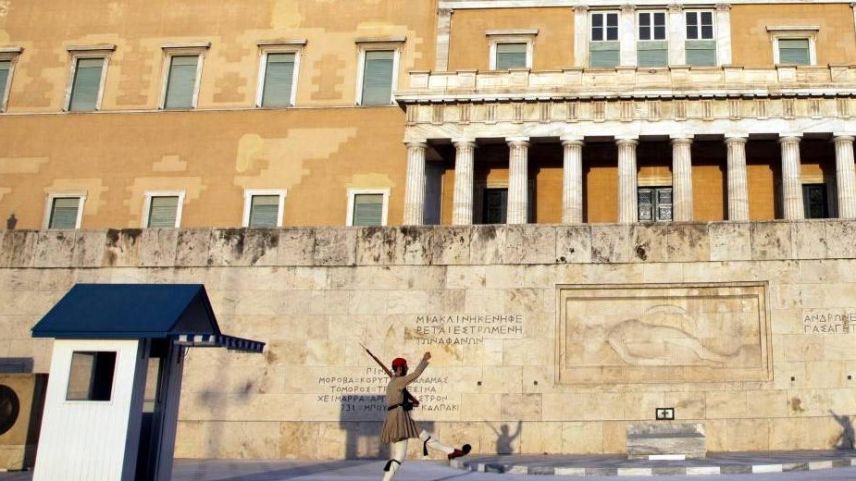 Meclise bıçakla girmeye çalıştı!