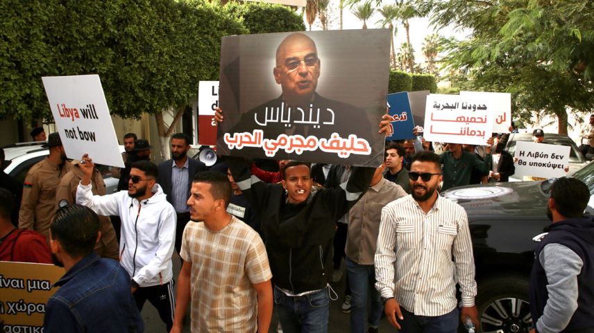 Libyalılar Dışişleri Bakanı Dendias'ı protesto etti