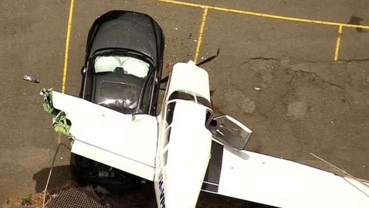 Uçak otomobilin üzerine düştü