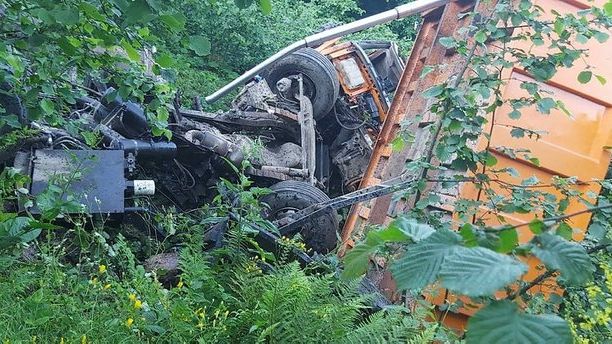 Kamyon uçuruma yuvarlandı: 2 ölü